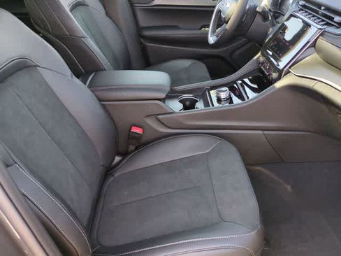 New 2025 Jeep Grand Cherokee L Altitude AWD/4WD image 24