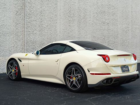 Used 2017 Ferrari California T RWD image 38