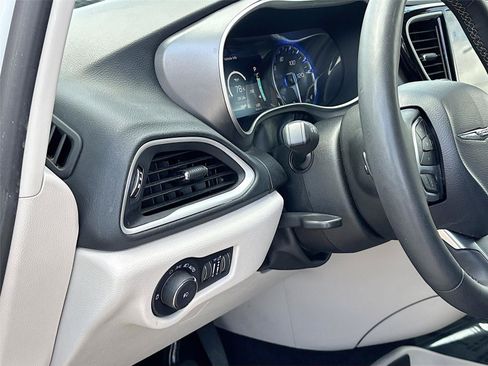 Used 2023 Chrysler Pacifica Touring-L FWD image 10