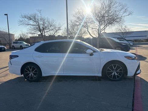 Used 2024 Toyota Camry SE image 4