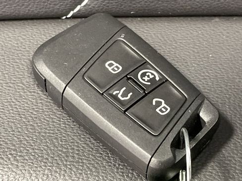 Used 2024 Volkswagen Tiguan SE image 33