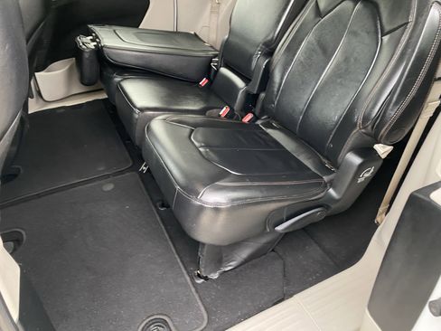 Used 2017 Chrysler Pacifica Touring-L image 10