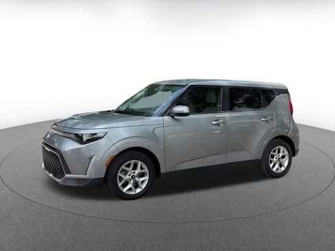 Used 2025 Kia Soul LX w/ LX Technology Package FWD image 8