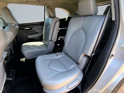 Used 2021 Toyota Highlander XLE FWD image 24