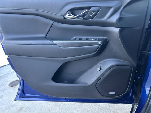 Used 2023 GMC Acadia SLT image 17