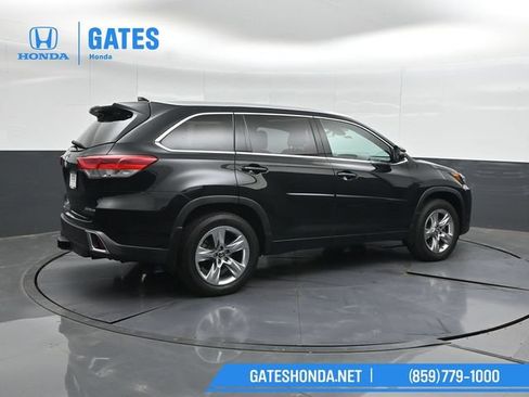 Used 2019 Toyota Highlander Limited AWD/4WD image 2