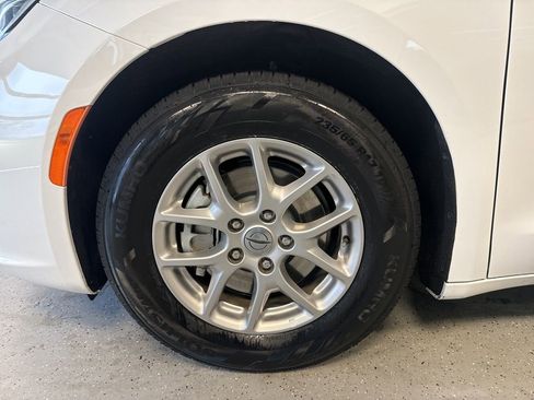 Used 2023 Chrysler Pacifica Touring-L image 22