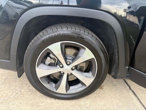 Used 2019 Jeep Cherokee Limited FWD image 32