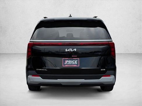 Used 2025 Kia Carnival EX image 7