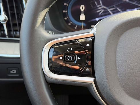 Used 2025 Volvo XC60 B5 Plus image 9