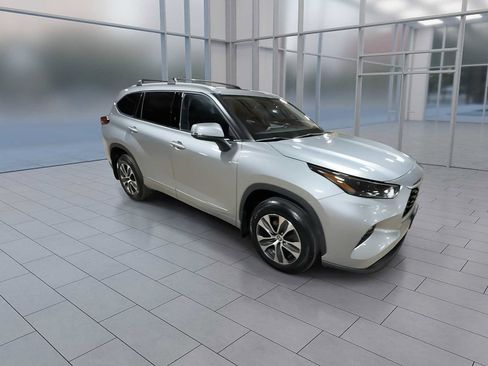 Used 2022 Toyota Highlander XLE AWD/4WD image 2