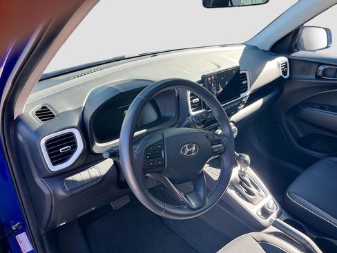 Used 2024 Hyundai Venue Limited image 9