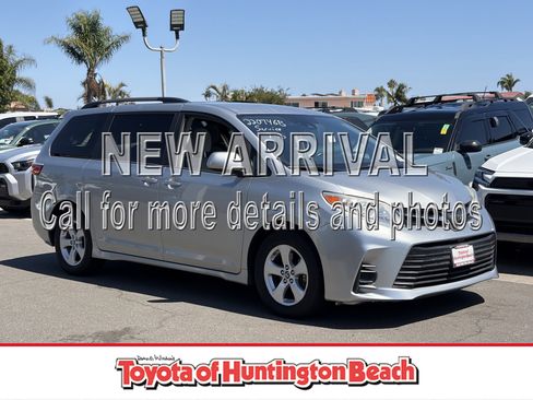 Used 2019 Toyota Sienna LE w/ Carpet Mat Package FWD image 1