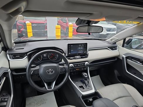 Used 2021 Toyota RAV4 XLE Premium image 11