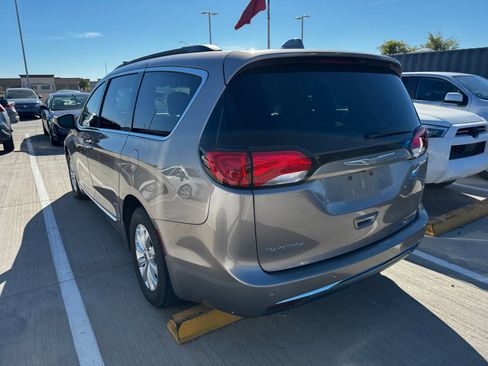 Used 2017 Chrysler Pacifica Touring-L image 3