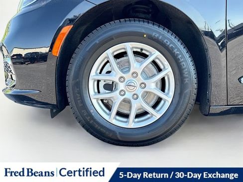Used 2025 Chrysler Pacifica Select FWD image 33
