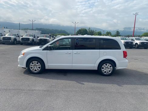 Used 2018 Dodge Grand Caravan SE w/ UConnect Hands-Free Group FWD image 5