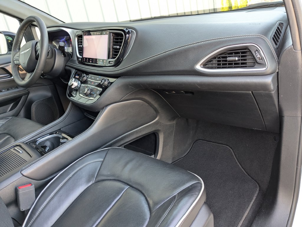 Used 2025 Chrysler Pacifica Limited FWD image 13