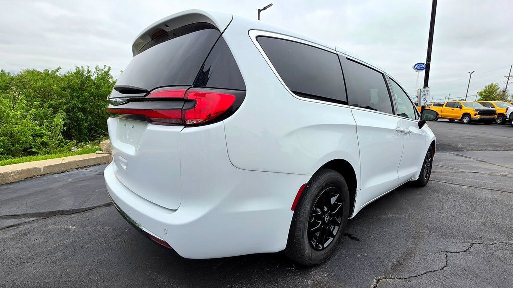 Used 2025 Chrysler Pacifica Select FWD image 11