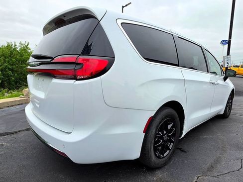 Used 2025 Chrysler Pacifica Select FWD image 11