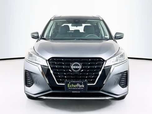 Used 2023 Nissan Kicks SV image 2