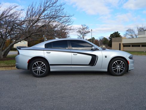 Used 2019 Dodge Charger SXT w/ Driver Confidence Group image 7