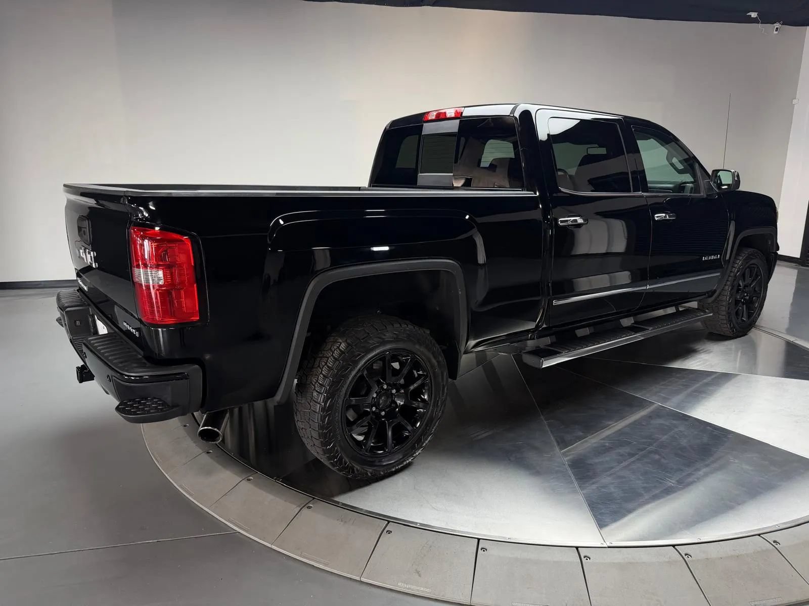 Used 2015 GMC Sierra 1500 Denali w/ Driver Alert Package AWD/4WD image 2