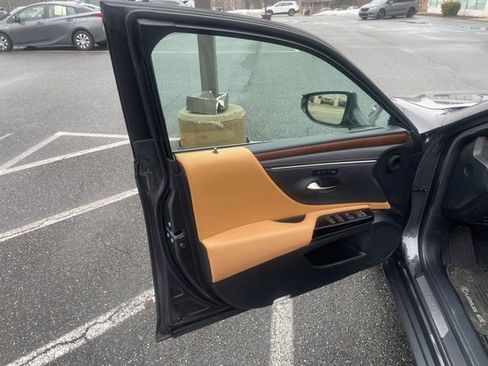 Used 2024 Lexus ES 250 w/ Premium Package image 9