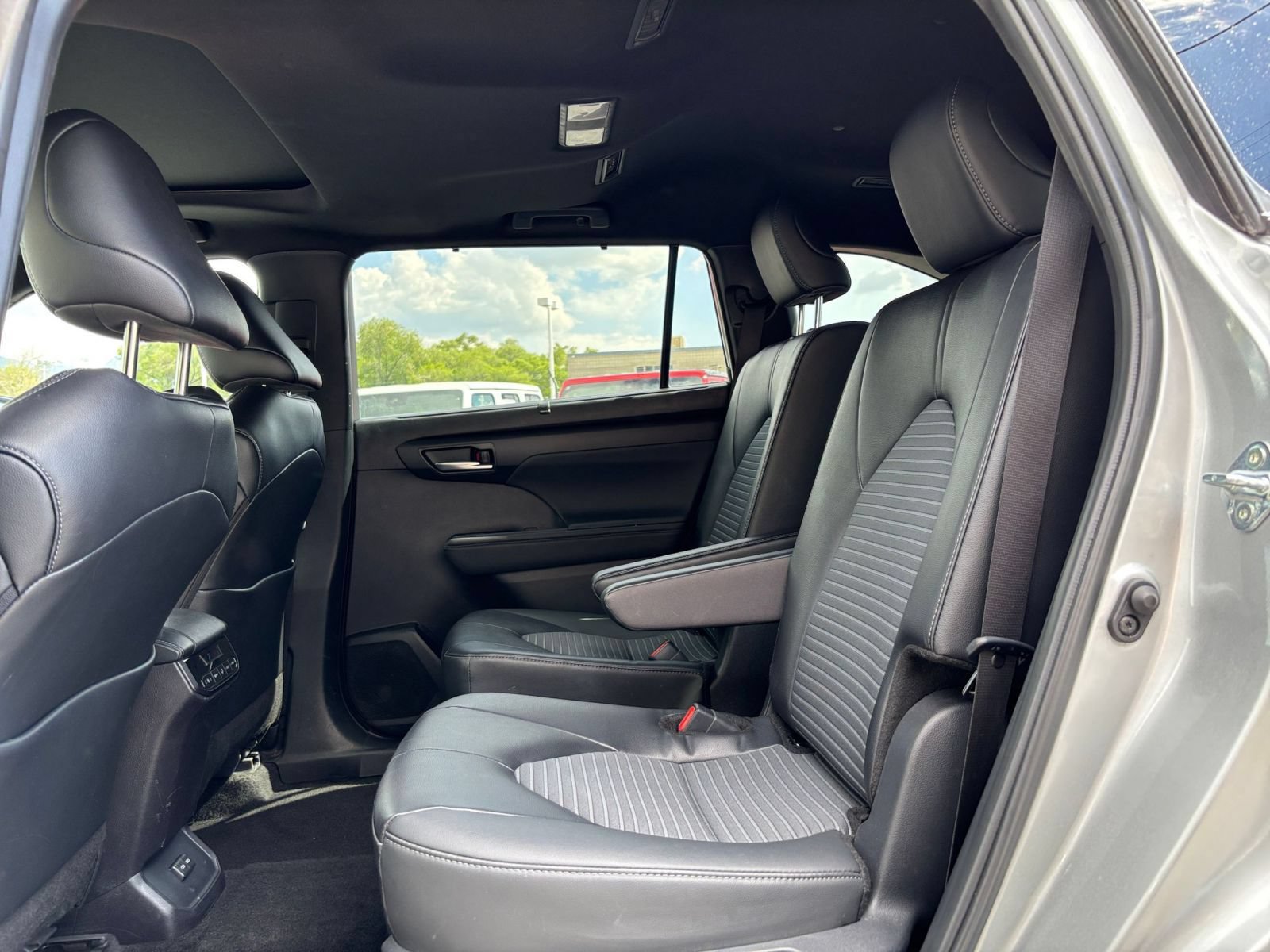 Used 2025 Toyota Highlander XSE AWD/4WD image 26