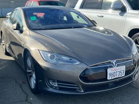 Used 2015 Tesla Model S 90D image 3