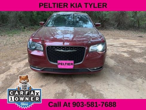 Used 2018 Chrysler 300 S w/ 300S Premium Group image 2