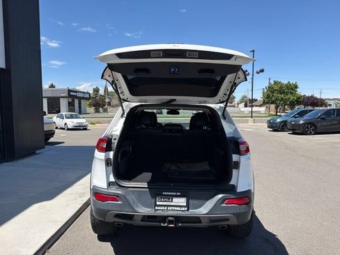 Used 2016 Jeep Cherokee Trailhawk AWD/4WD image 8