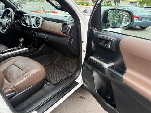 Used 2016 Toyota Tacoma Limited image 16