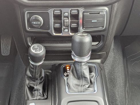 Used 2025 Jeep Wrangler Sport S image 19