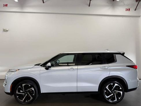 Used 2024 Mitsubishi Outlander SE FWD image 3
