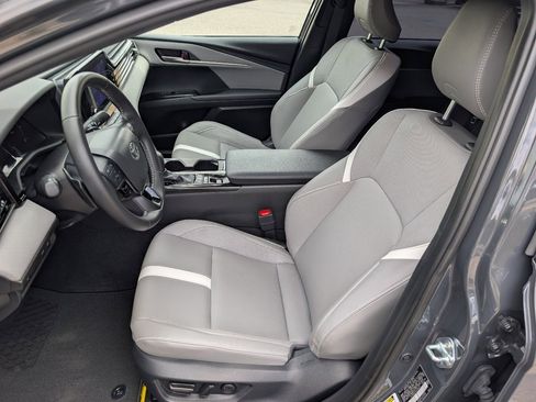 Used 2025 Toyota Camry SE image 2