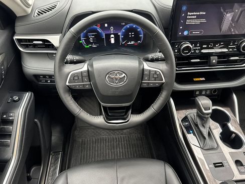 Used 2024 Toyota Highlander Platinum image 30