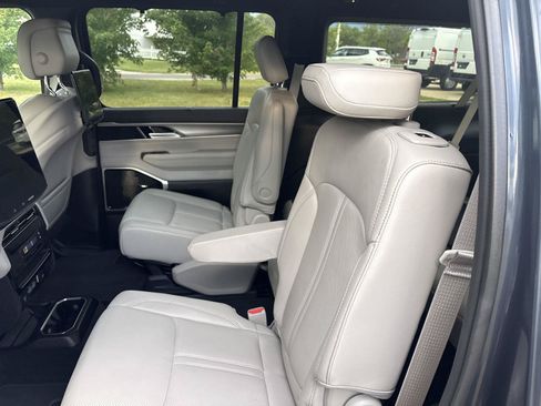 Used 2025 Jeep Wagoneer L Series III w/ Premium Group I AWD/4WD image 10