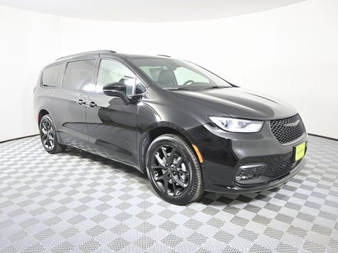 New 2026 Chrysler Pacifica Limited w/ S Appearance Package AWD/4WD image 9