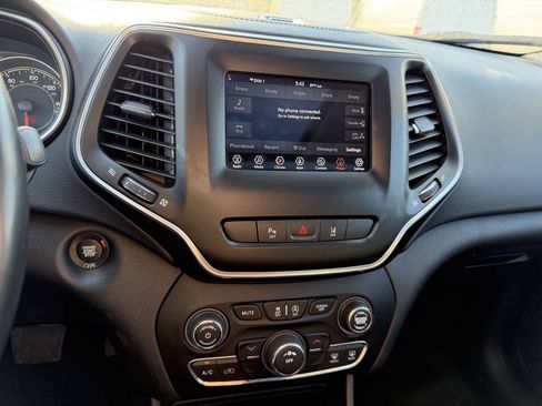 Used 2021 Jeep Cherokee Latitude Plus w/ Sun & Sound Group AWD/4WD image 18