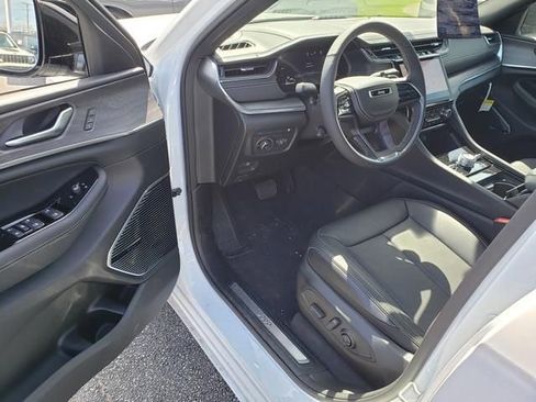 New 2023 Jeep Grand Cherokee Overland image 6