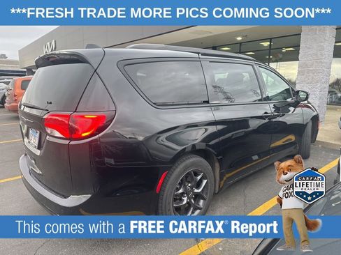 Used 2018 Chrysler Pacifica Touring-L w/ Premium Audio Group image 2