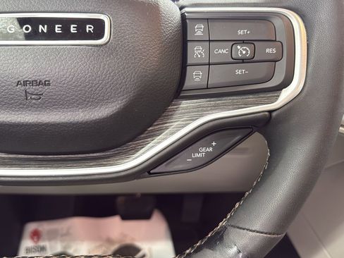 Used 2024 Jeep Wagoneer L Series II RWD image 15