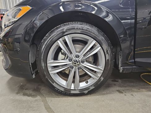 Used 2024 Volkswagen Jetta SE image 32