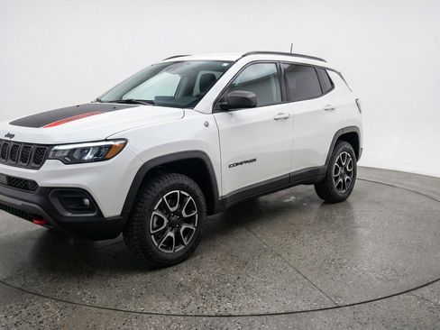 Used 2025 Jeep Compass Trailhawk image 3