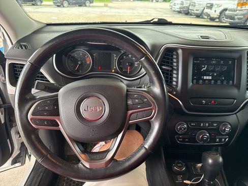 Used 2019 Jeep Cherokee Latitude Plus w/ Cold Weather Group AWD/4WD image 7