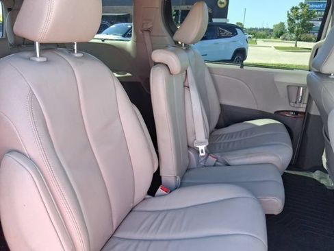 Used 2012 Toyota Sienna XLE w/ Entertainment Pkg FWD image 15