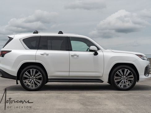 Used 2026 Lexus LX 600 4WD w/ Accessory Package (2T) image 7