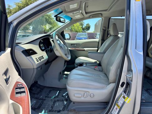 Used 2014 Toyota Sienna XLE FWD image 7