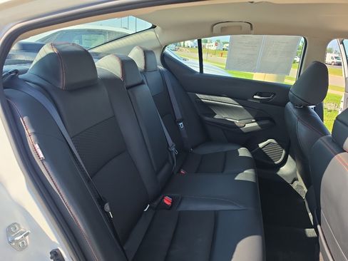 Used 2024 Nissan Altima 2.5 SR FWD image 12